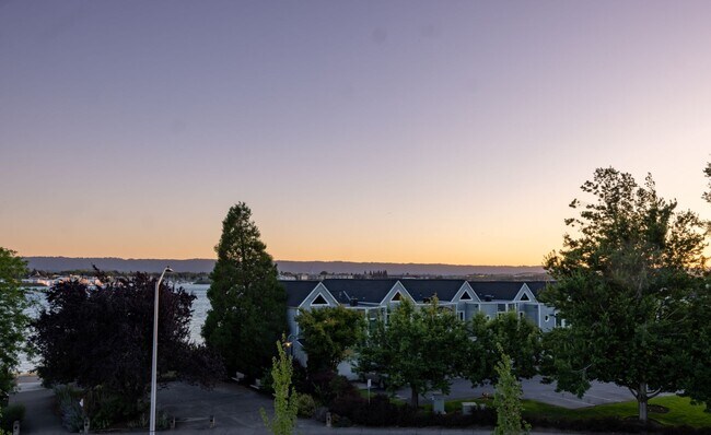 Foto del edificio - Riverside Townhomes - Waterfront Living in...