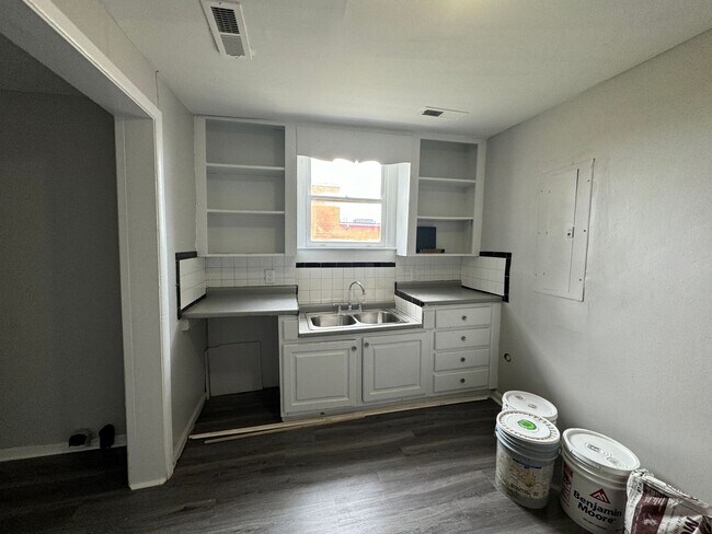 Building Photo - Recently renovated 3 Bed 1 Bath home