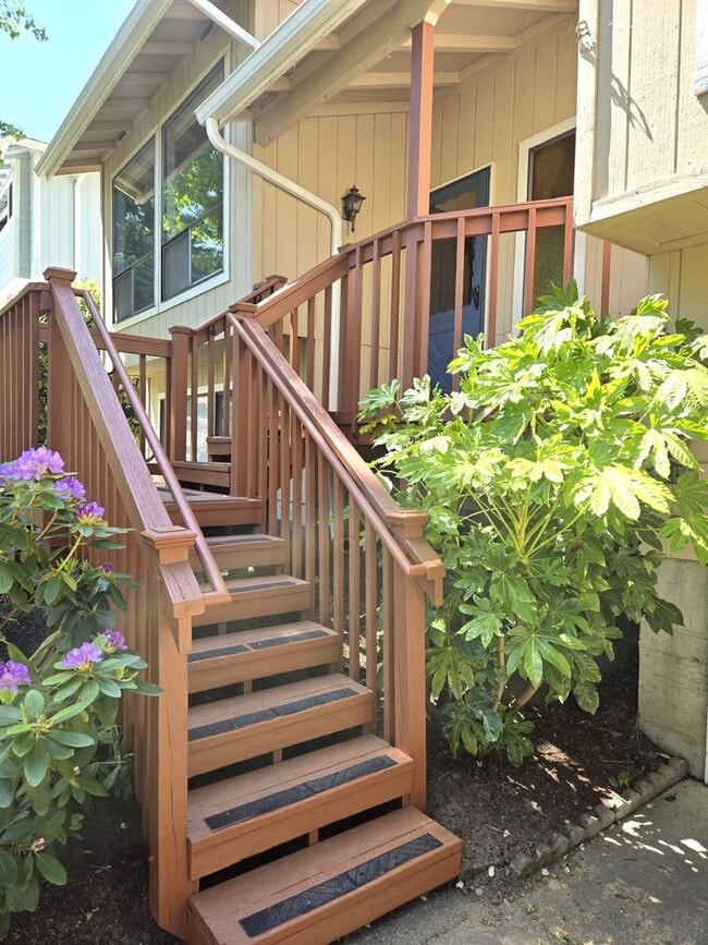 Building Photo - Large 10k ft Lot! 3 br 2 bth, 2 family roo...