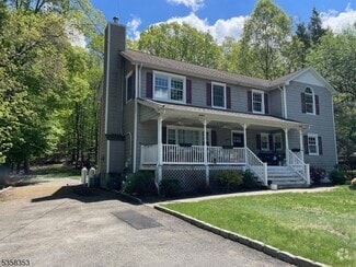 Building Photo - 16 Oak Ln