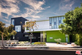 Building Photo - 825 Kings Rd