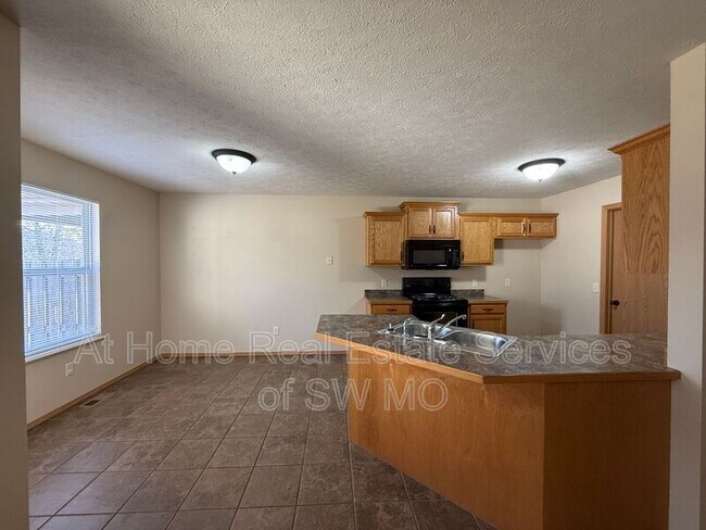 Building Photo - 1044 N Oxford Dr