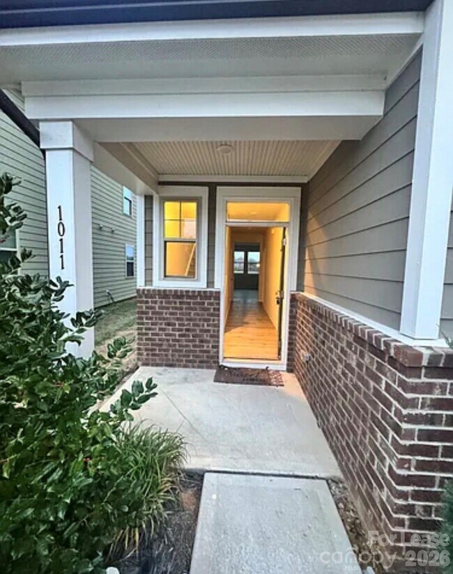 Foto del edificio - 1011 Maylen Trce