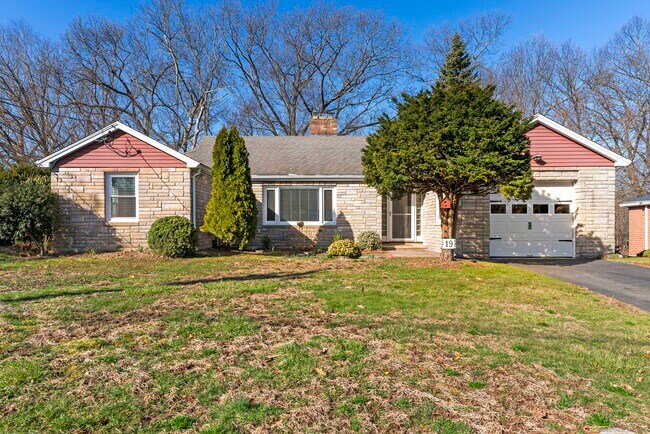 Building Photo - 19 Woodside Dr