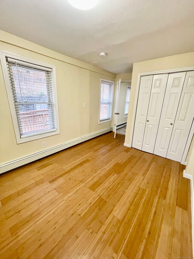 Foto del edificio - 92 W Main St