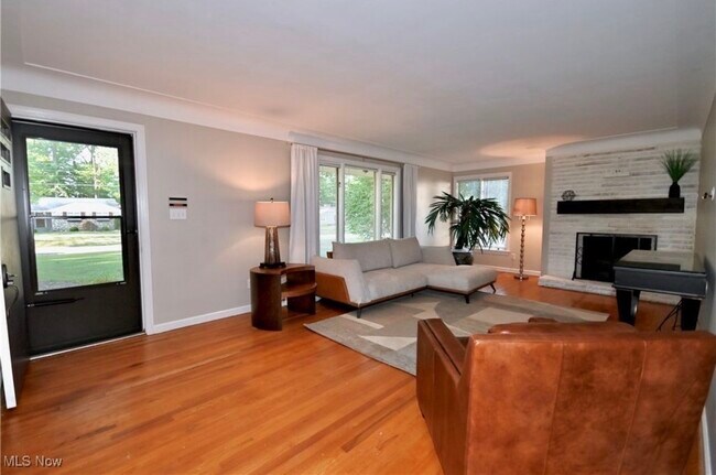 Sala de estar con chimenea - 365 Sleepy Hollow Dr