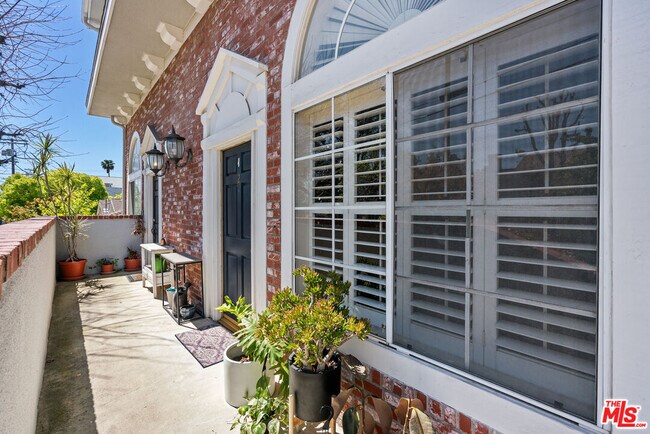 Foto del edificio - 8741 Darby Ave