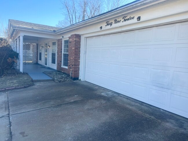 Building Photo - 3912 Manorwood Dr