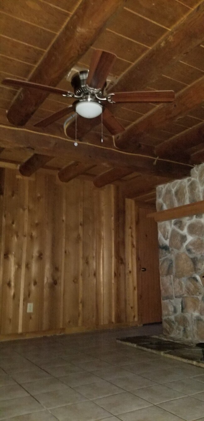 Foto del edificio - 381 Country Ln