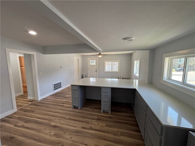 Foto del edificio - 118 E Spring St