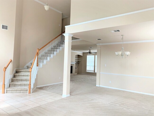 Building Photo - Two story home on large lot in the Ridge a...