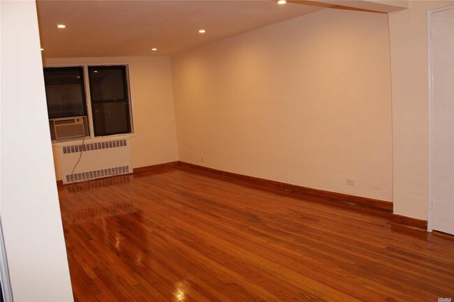 Foto del edificio - 102-18-102-64 64th Ave