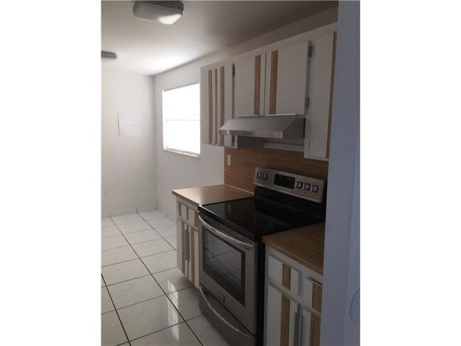 Foto del edificio - 7601 Byron Ave