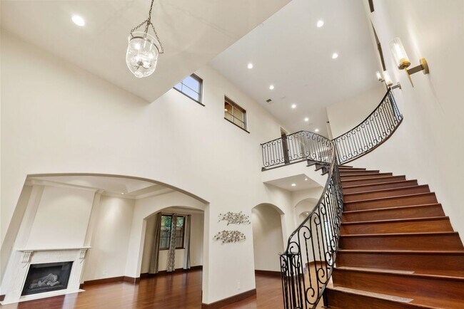 Building Photo - 512 Lakeview Way