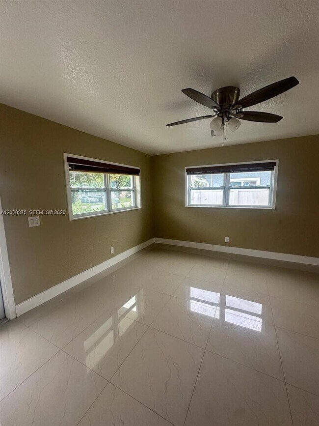Foto del edificio - 4979 SW 4th St
