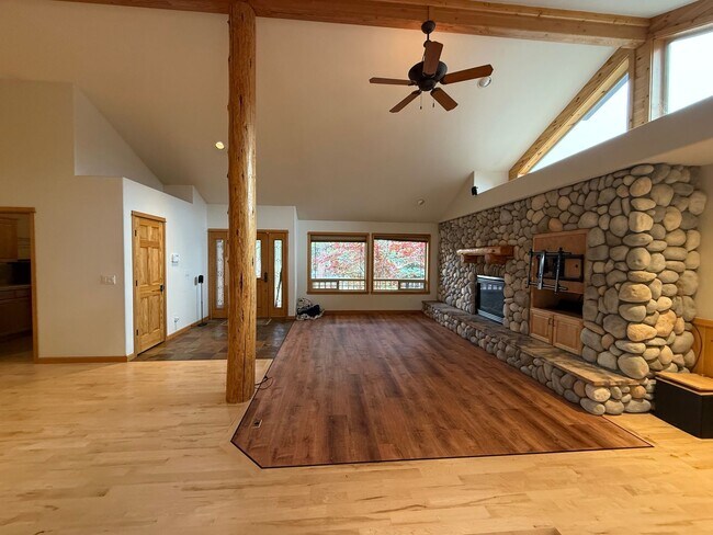 Building Photo - Beautiful 3 Bed/2 Bath Single Family Home in Awbrey Butte Neighborhood