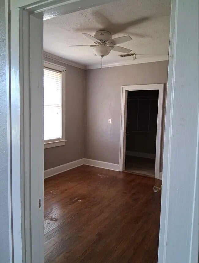 Building Photo - 113 W Danner Ave