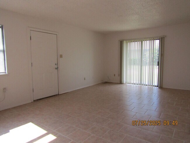 Foto del edificio - Very nice two-bedroom townhome, located in...