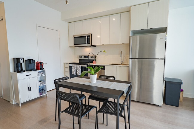 Photo du bâtiment - 859 The Queensway