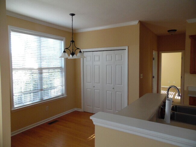 Foto del edificio - Stunning 4 bedroom with mother-in-law suite on main level