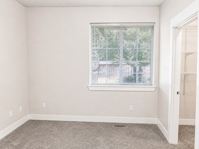 Building Photo - Spacious 3BR Home with Private Yard Near Alpenglow Park
