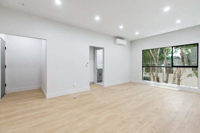 Foto del edificio - 7223-7229 Willoughby