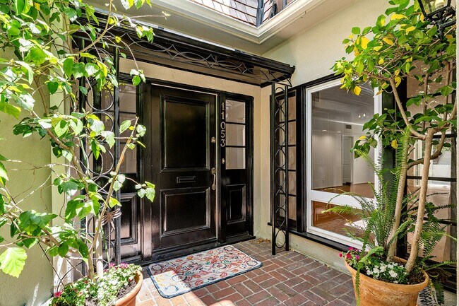 Foto del edificio - Westwood Townhome in an Exclusive 3-Home Enclave