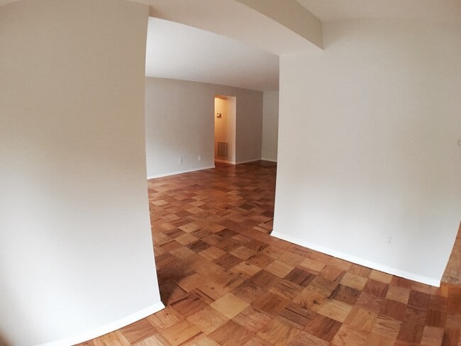 Foto del edificio - Large 2BR/1BA condo in gated community. Walking distance to Metro.