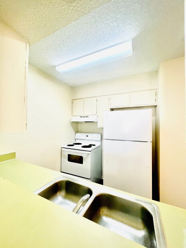 Building Photo - AVAILABLE NOW Affordable TWO BEDROOM in No...