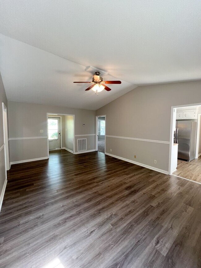 Foto del edificio - Large Deck and Fenced Backyard!
