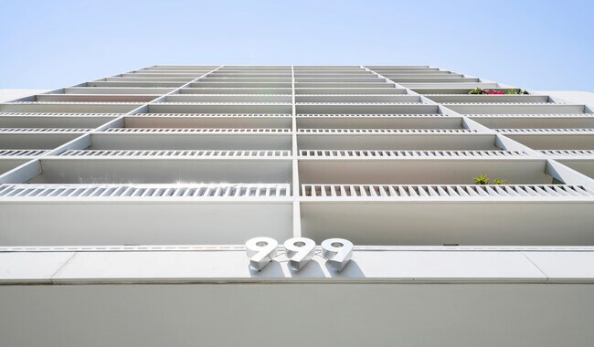 Foto del edificio - 999 N Doheny Dr