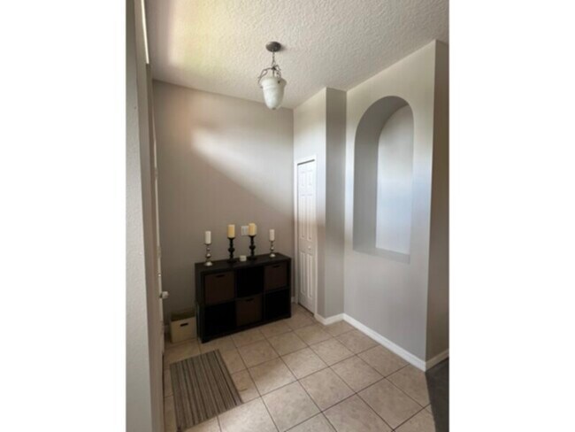 Building Photo - 4 bedroom 2 bath home Near UCF Lawn Servic...