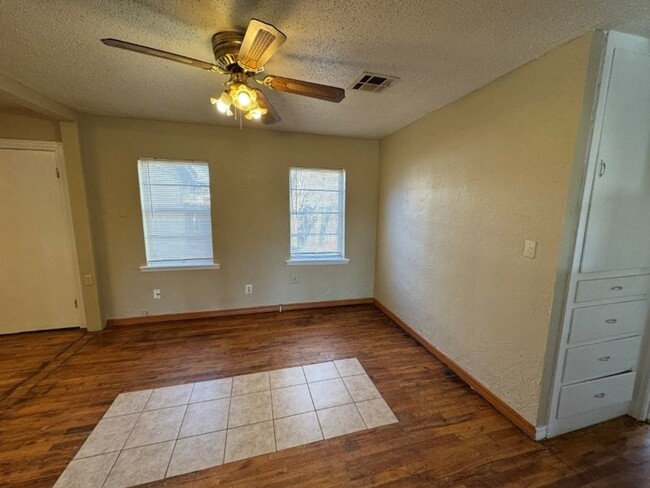 Foto del edificio - 3 bed 2 bath 1 car carport, new paint, woo...