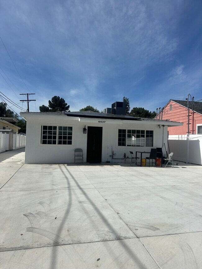 Hermoso apartamento de 3 dormitorios y 2 1/2 baños. - 6537 Valjean Ave