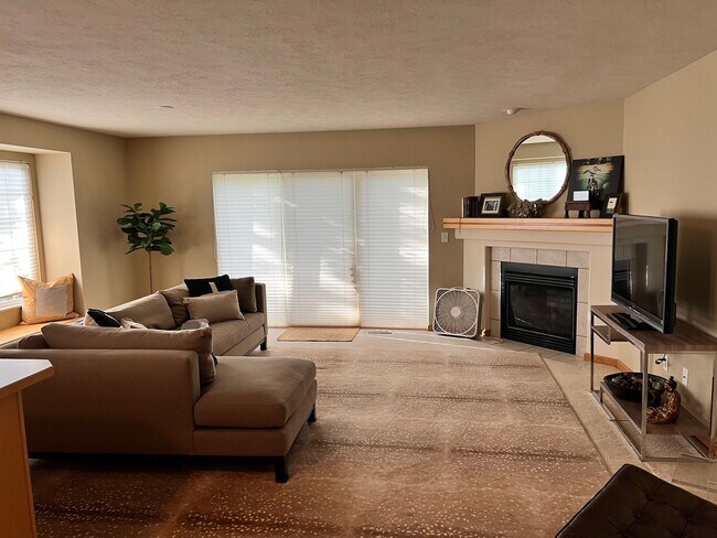 Building Photo - Beautiful Single Level Home