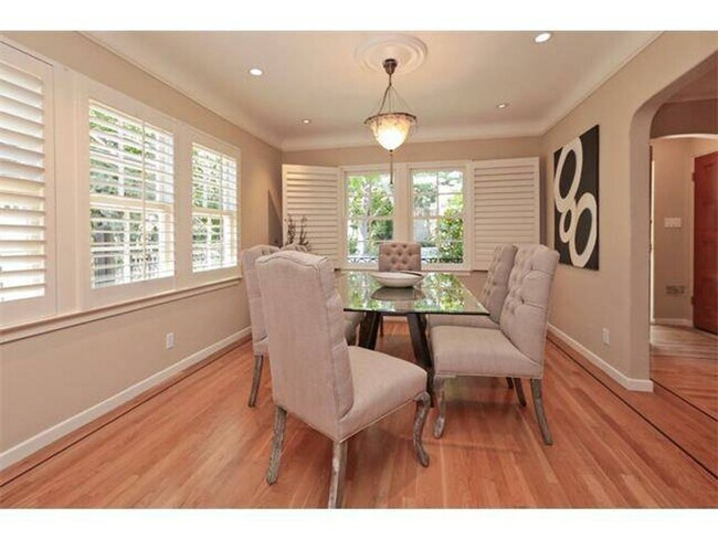 Building Photo - Gorgeous 4 Bed, 3 Bath Home in Desirable C...
