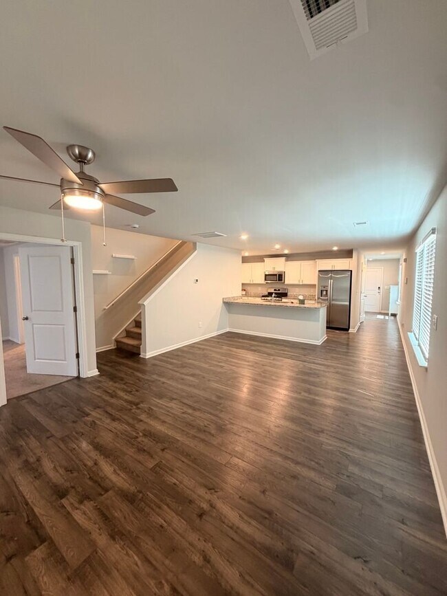 Building Photo - Like New 4 Bed, 2.5 Bath Townhome Available in Greenville