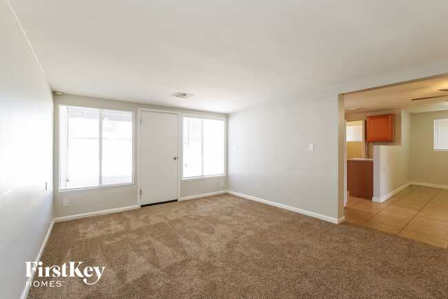 Foto del edificio - 2238 E Paradise Ln