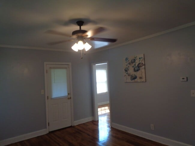 Building Photo - 3 Bedroom 1-1/2 bath home with Bonus room