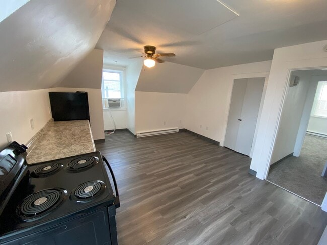 Building Photo - 130 S Bryant Ave