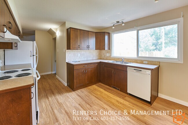 Photo du bâtiment - Pet Friendly Half Duplex with Fenced Yard