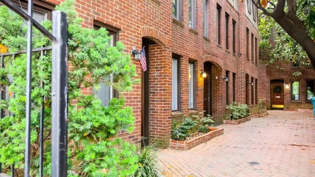 Foto del edificio - 3242 Jones Ct NW