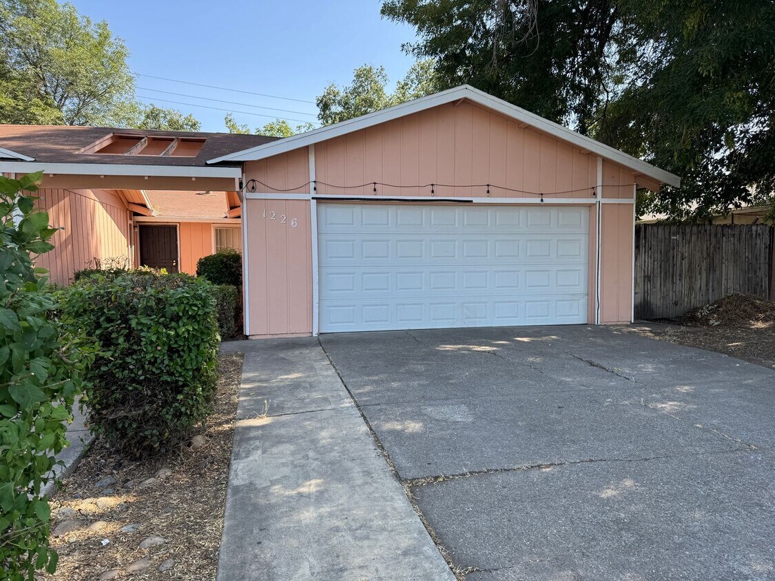 Primary Photo - Three Bed, Two Bath Duplex With Two Car Ga...