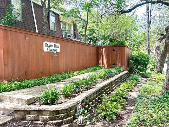 Foto del edificio - MOVE IN SPECIAL Upstairs Condo with Premium Amenities & Hardwood Floors!