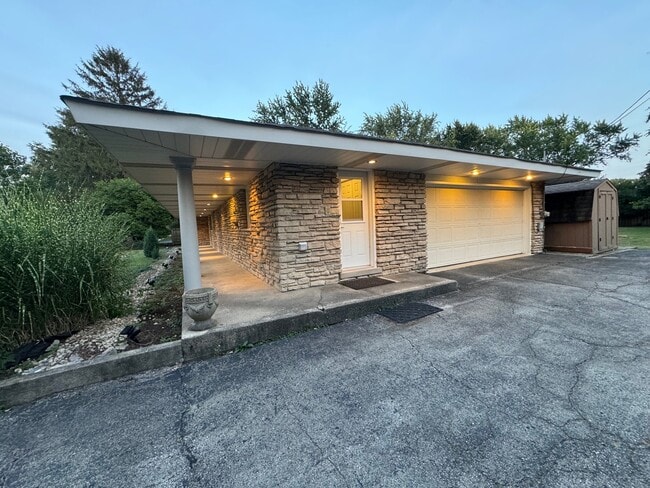 Building Photo - 22W689 Elmwood Dr