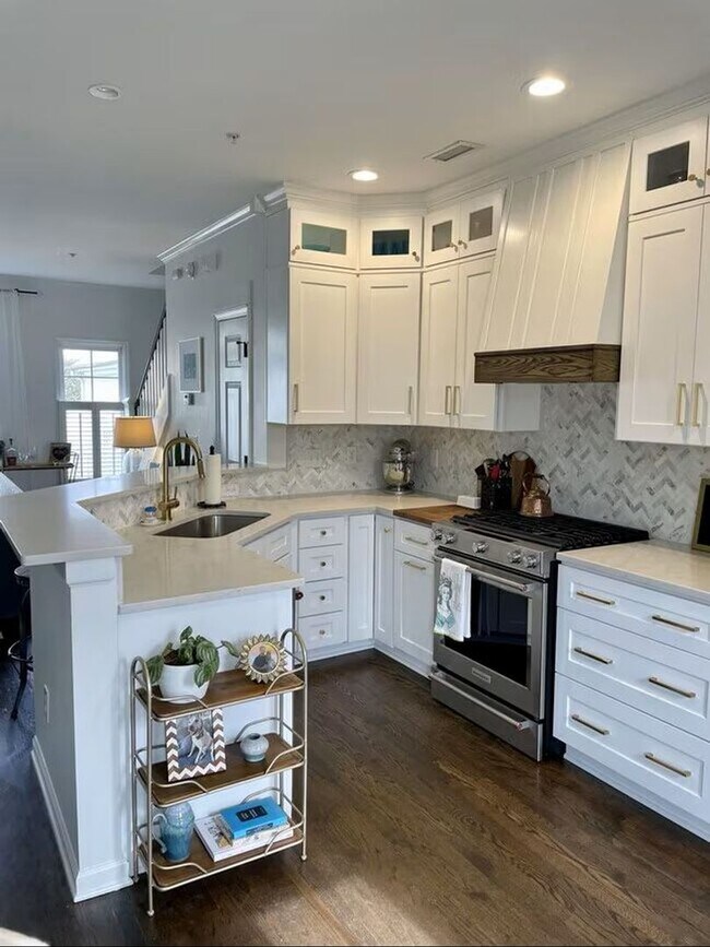 Foto del edificio - Stunning townhome in the highly sought-aft...