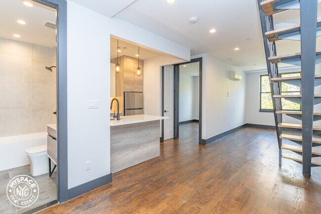 Building Photo - 1176 Park Pl