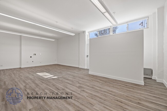 Building Photo - 805 E. 7th St.