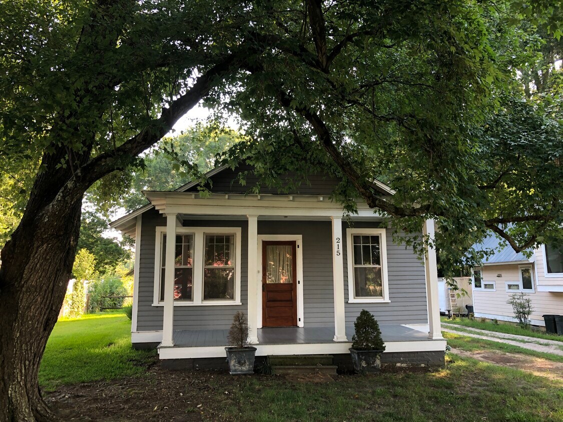 CHARMING BUNGALOW - 215 Grand Ave