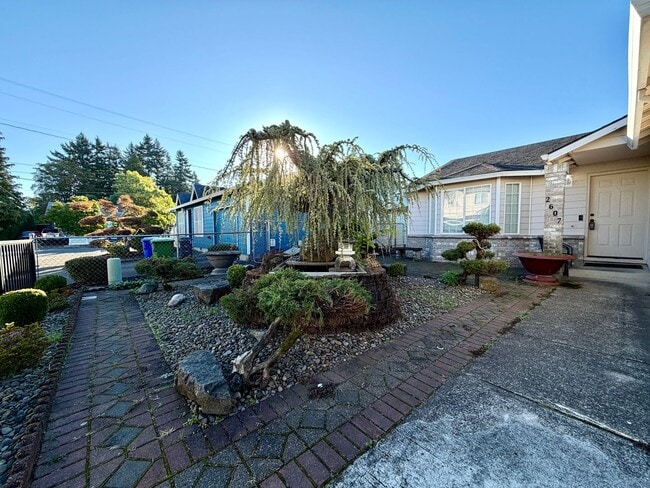 Foto del edificio - Cozy Ranch on Flag Lot~ Gleaming Hardwood ...